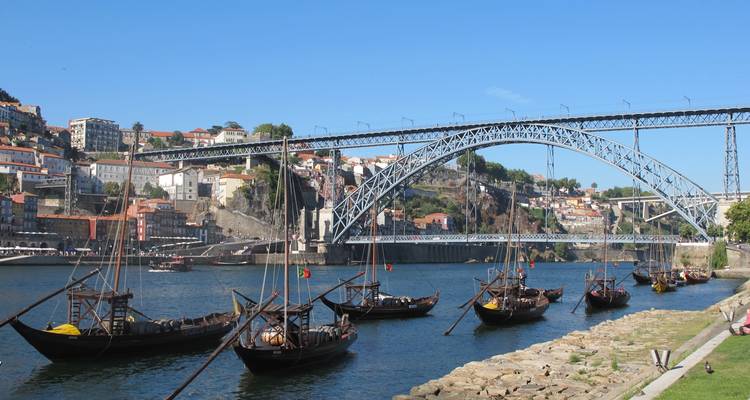 River with iconic bridge arching over, and boats on the water.