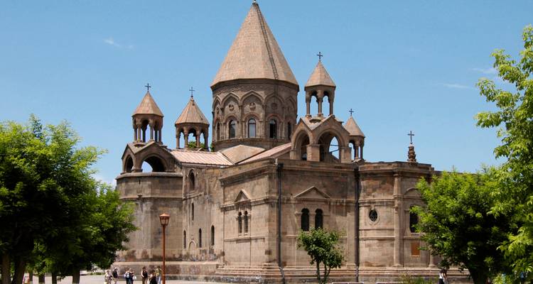 Una iglesia histórica bien conservada con arquitectura de cúpula distintiva.