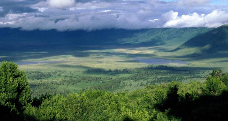 Vue panoramique d'un vaste paysage avec des montagnes et un lac.