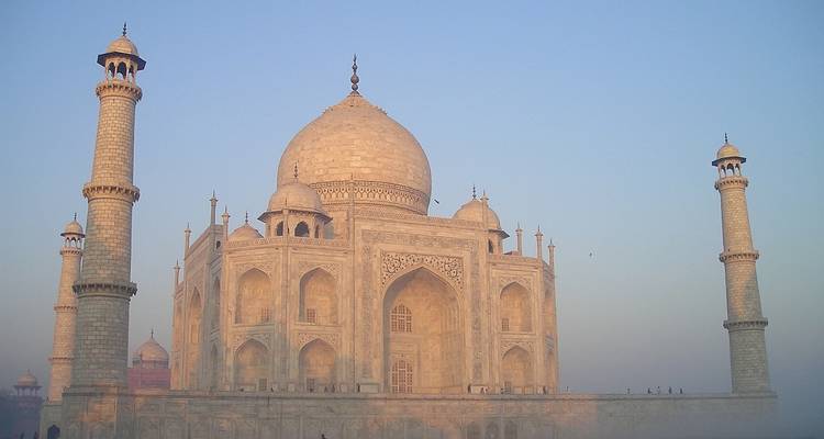 Taj Mahal im Nebel, ein Symbol für Indiens reiche Geschichte.