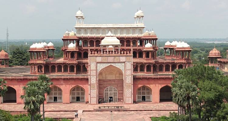 Mogolarchitectuur met rode zandsteen buitenkant.