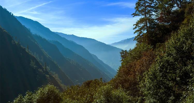 Berglandschaft mit Hügelschichten.