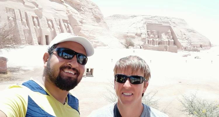 Deux hommes prenant un selfie aux temples d'Abou Simbel