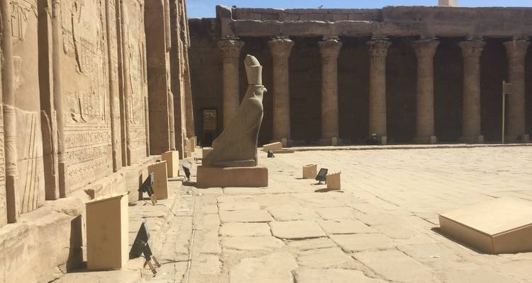 Cour avec statues antiques et colonnes