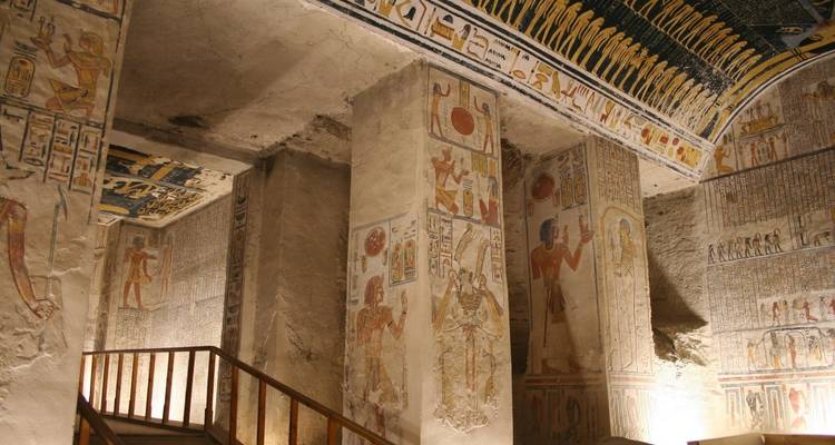 Interior de templo antiguo con jeroglíficos coloridos