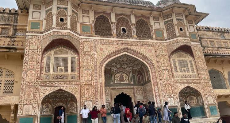 Historisch fort met ingewikkelde ontwerpen en veel bezoekers.