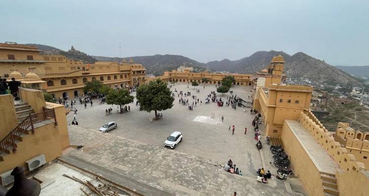 Zicht op een binnenhof van een fort met bezoekers en het omliggende landschap.