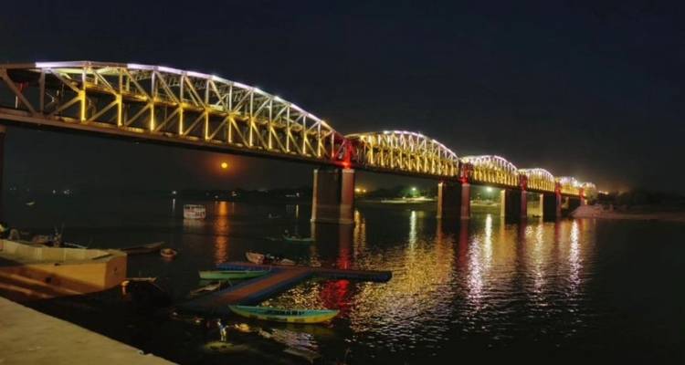 Een verlichte brug over een rivier in de nacht.