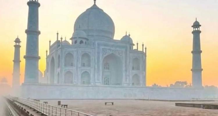 Nebelhaftes Morgenlicht hüllt das Taj Mahal in einen Himmel in Pastelltönen.