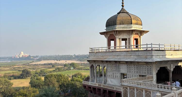 Aussicht vom Balkon des Agra-Forts mit Blick auf die Ebene des Yamuna-Flusses und das entfernte Taj Mahal.