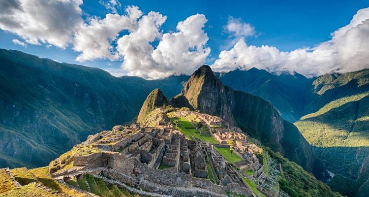 Panoramisch uitzicht op Machu Picchu onder een blauwe hemel