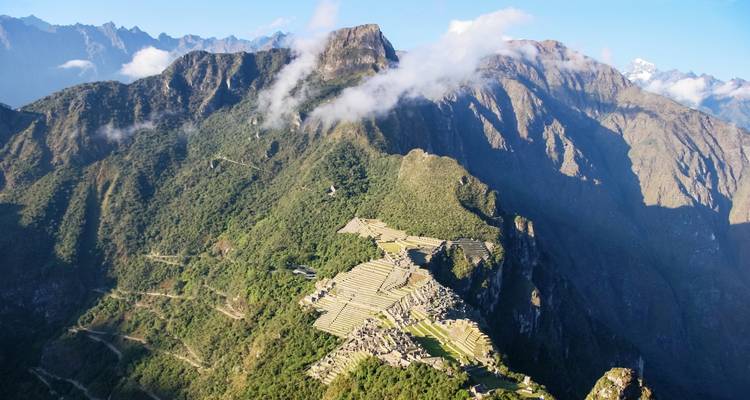 Luchtfoto van Machu Picchu omringd door bergen