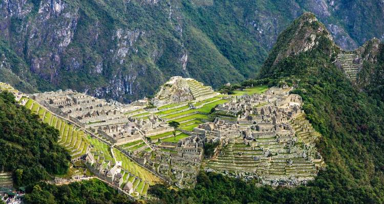 Luchtfoto van Machu Picchu omringd door bergen