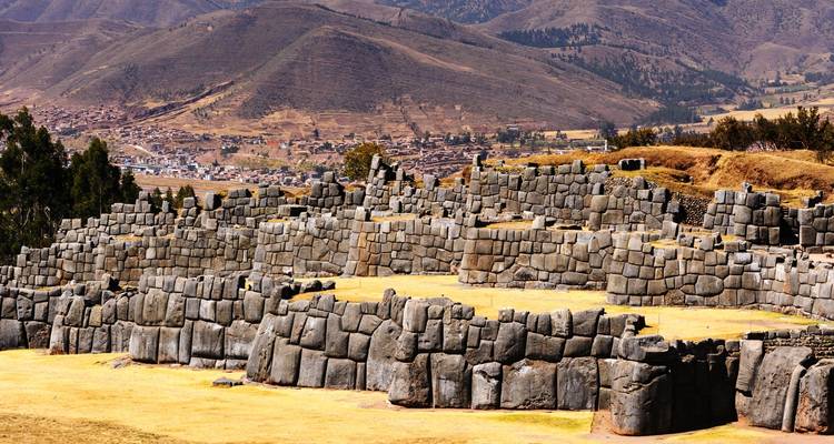Archäologische Stätte Sacsayhuamán mit Bergen