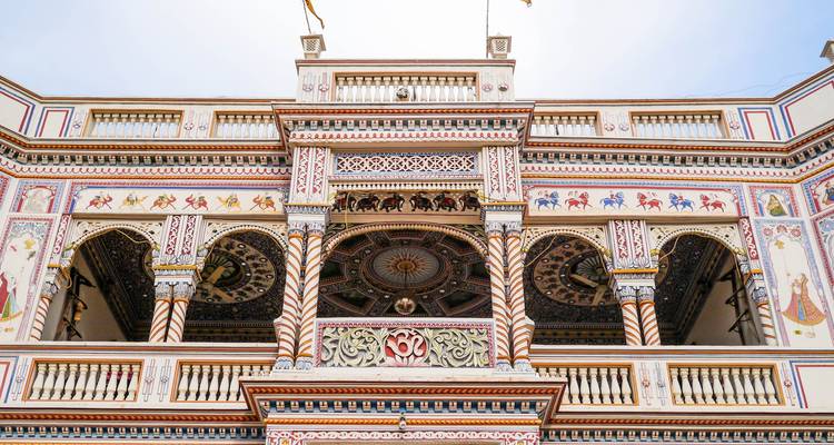 Kunstvolle Fresken und Architektur eines historischen Gebäudes.