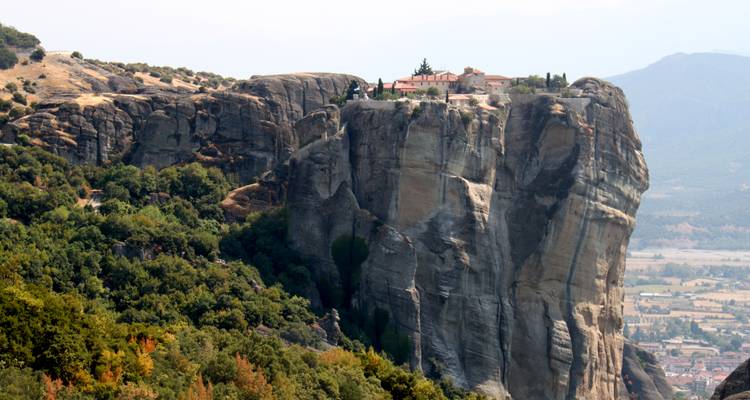 Otro monasterio de Meteora corona una meseta de roca escarpada que domina un valle exuberante.