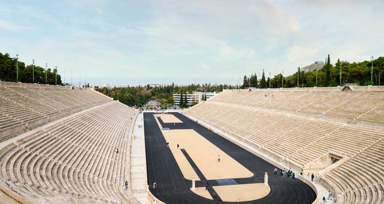Las enormes gradas de mármol del Estadio Panatenaico se curvan alrededor de la pista de atletismo histórica en Atenas.