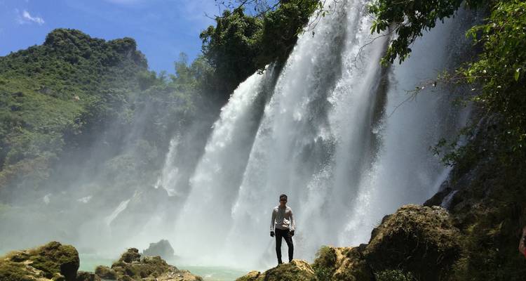 Persona de pie cerca de una cascada majestuosa