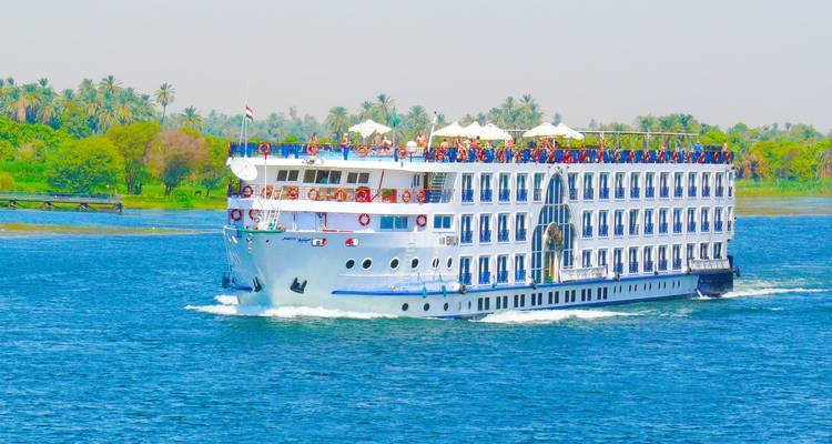 Cruiseschip varend op een rivier.