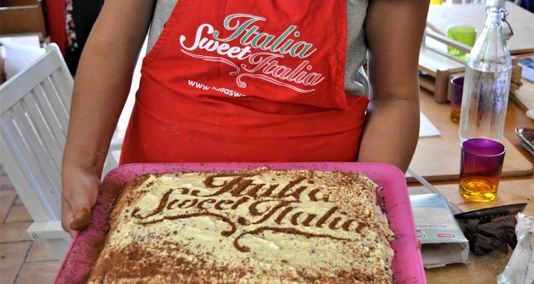 Plat de dessert avec « Italia Sweet Italia » écrit en poudre de cacao.