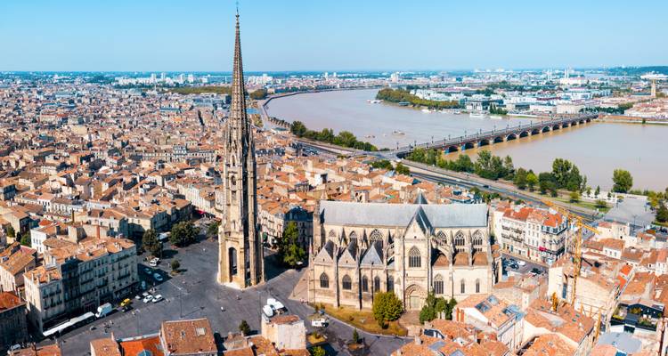 Vista aérea de una iglesia grande y un puente con un paisaje urbano.