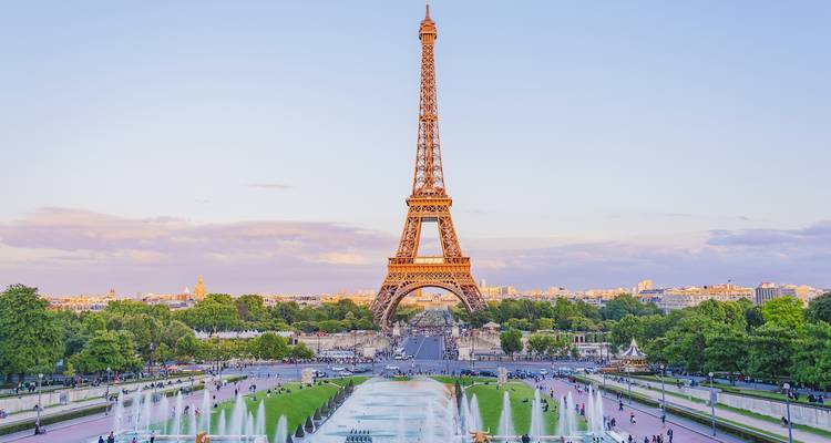 Tour Eiffel emblématique à Paris avec des fontaines au premier plan.