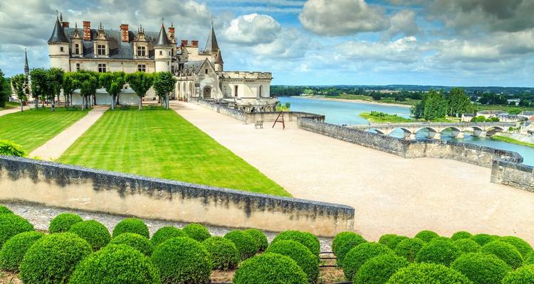 The text "Château d'Amboise with gardens overlooking a river" is actually a mix of French and English. Here's the full French translation:
**Château d'Amboise avec jardins surplombant une rivière.**
Note: "Château d'Amboise" is already in French (it's the name of the famous castle in the Loire Valley), so only the descriptive part needed translation.