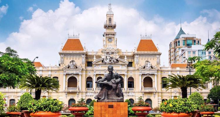 Hôtel de ville historique avec une statue devant.