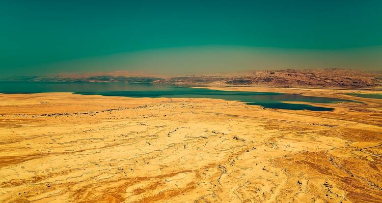 Luftaufnahme der Region des Toten Meeres mit einem lebendigen Kontrast zwischen Wasser und Wüste.