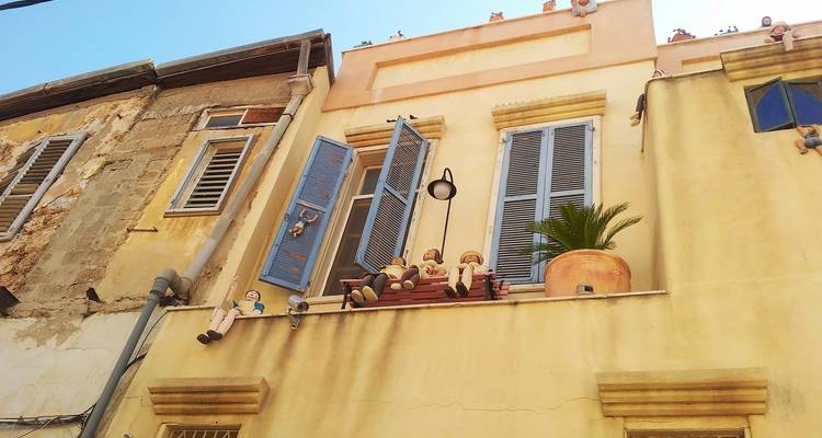 Gebäudefassade mit farbenfrohen Dekorationen.