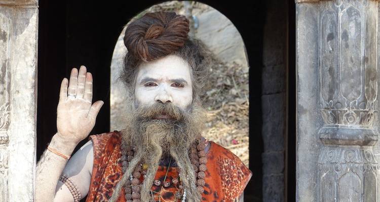 Retrato de un sadhu con el rostro pintado.