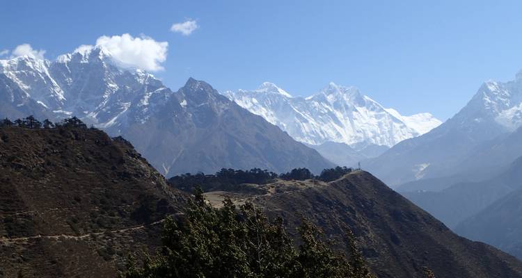Bergketen met besneeuwde toppen onder een heldere hemel.