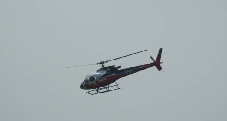 Helikopter vliegt in een heldere lucht.