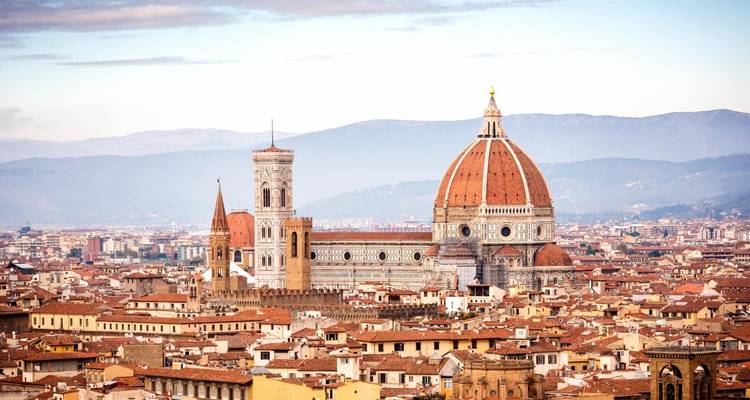 Vue panoramique de Florence avec le Dôme aux tuiles rouges et le campanile de Giotto s'élevant au-dessus de la ville.
