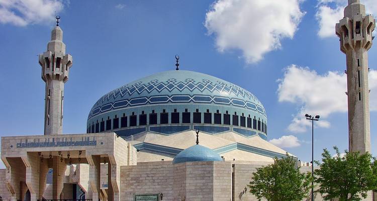 Gran mezquita con cúpula azul y minaretes.