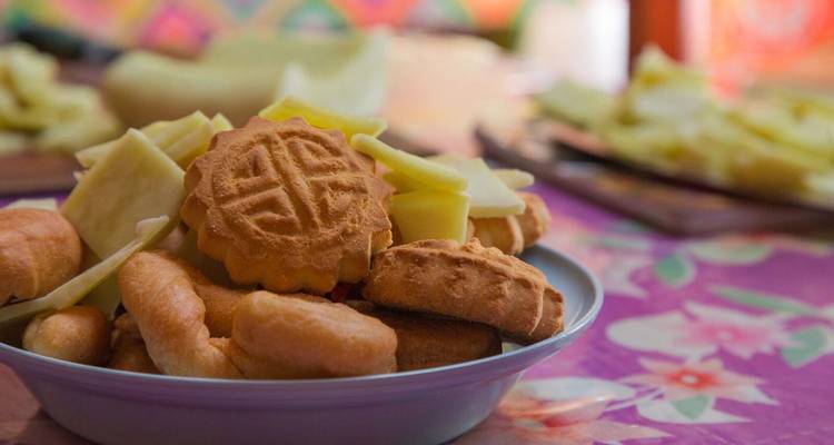 Gros plan d'une assiette avec des biscuits traditionnels assortis et du fromage.