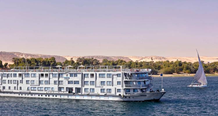 Un navire de croisière naviguant le long du fleuve Nil.