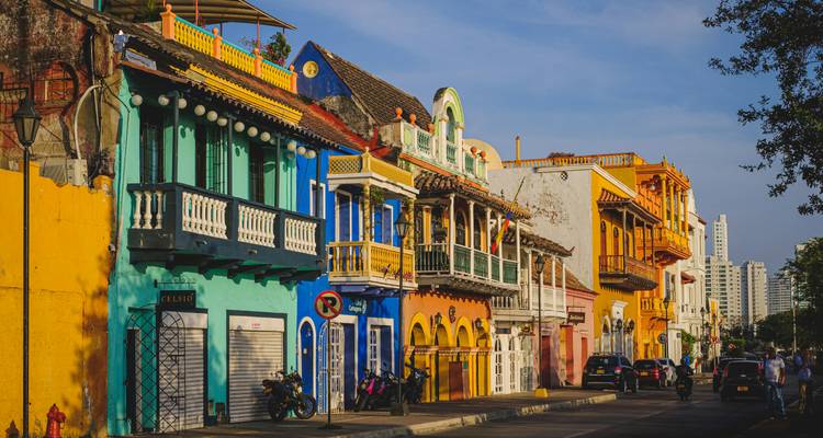 Rangée de maisons coloniales aux couleurs vives sur une rue ensoleillée à Carthagène
