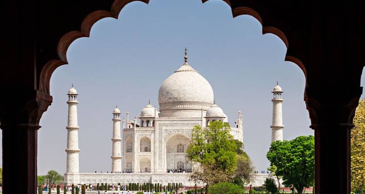 Das Taj Mahal perfekt gerahmt innerhalb eines kunstvollen Mogul-Bogens an einem klaren Tag.
