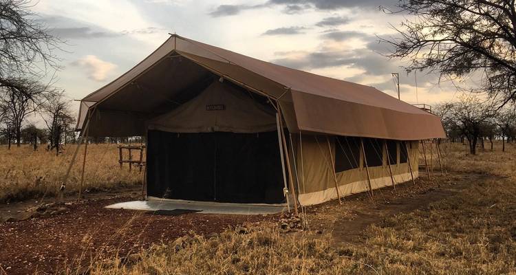 Tente safari en toile dans un cadre de parc national