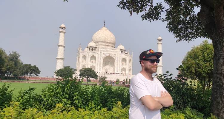 Homme debout devant le Taj Mahal.