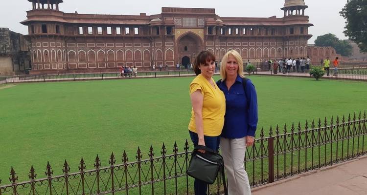 Deux femmes avec le Fort d'Agra en arrière-plan.