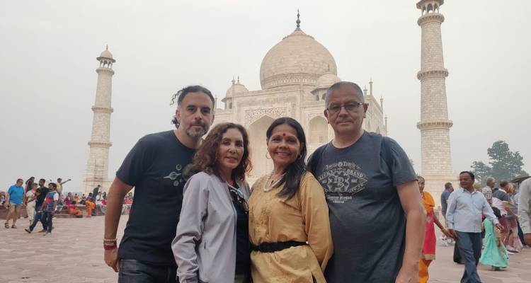 Photo de groupe devant le Taj Mahal.