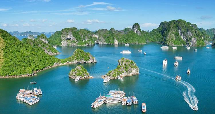 Vista aérea de las islas y embarcaciones de la Bahía de Halong