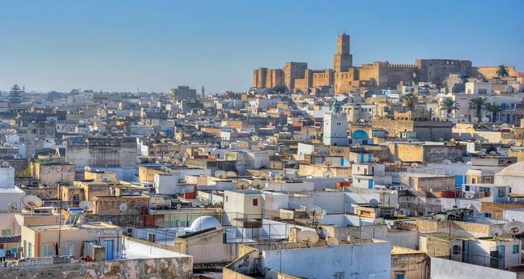 Paisaje urbano de Sousse con la Gran Mezquita visible en la distancia.