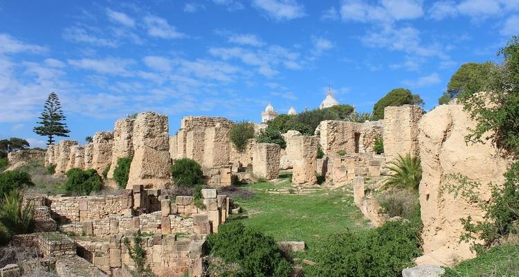 Ruinas antiguas con un fondo de cielo azul.