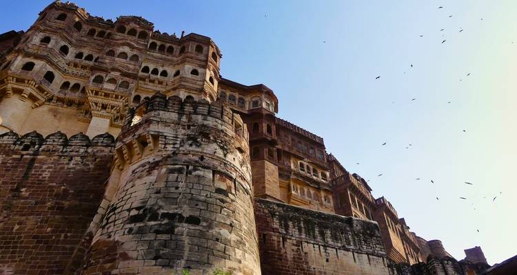Un grand fort historique sous un ciel bleu clair.
