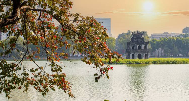 Friedliche Seenlandschaft mit Grün und einer Pagode.