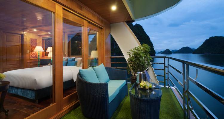 Cabine luxueuse de navire de croisière avec vue sur les eaux de la baie et les îles.