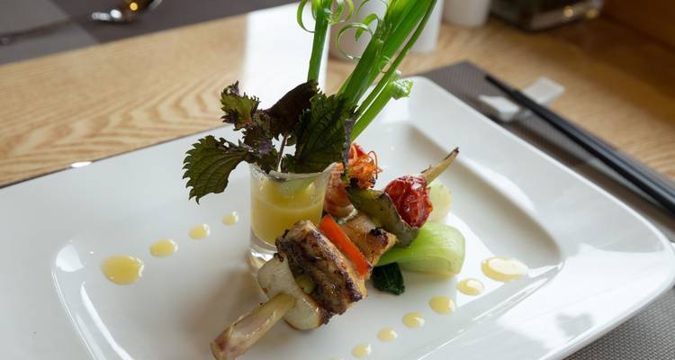 Plat vietnamien coloré avec des garnitures vibrantes dans une assiette.